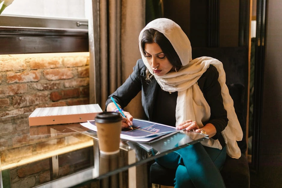 Finansal grafikler ve analizler üzerinde çalışan bir profesyonel